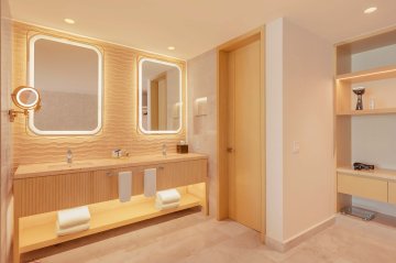 Tropical Beloved Jacuzzi Suite Bathroom