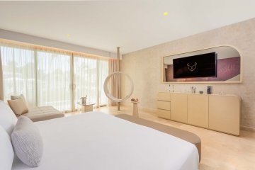 Seductive Pool View Swim-Up Suite