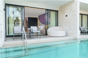 Seductive Pool Swim-Up Patio