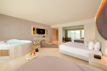 Seductive Tropical Jacuzzi Suite