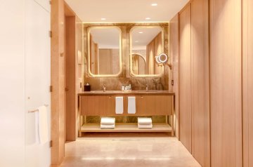 Seductive Tropical Jacuzzi Bathroom