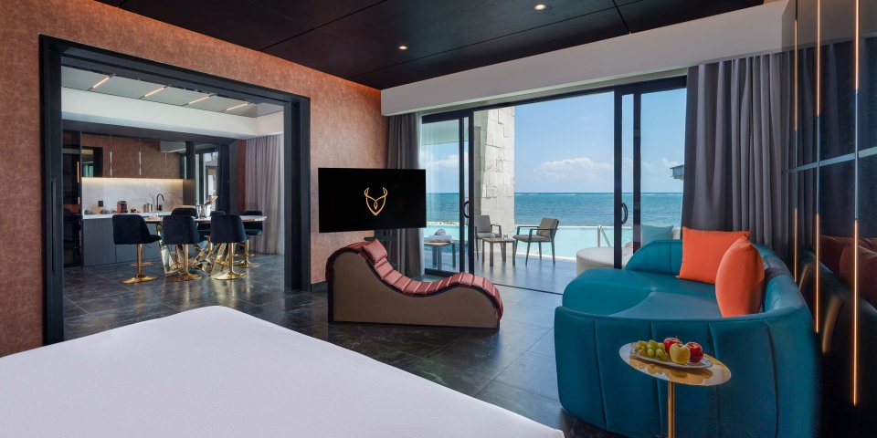 Diamond Ocean Swim Up Suite