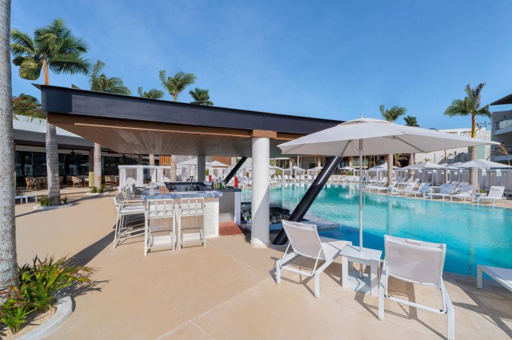 Jacuzzi Lounge Bar with Swim Up Bar