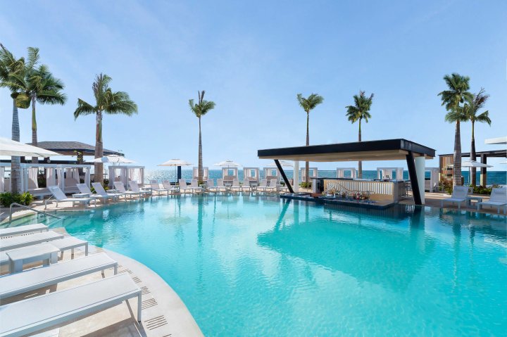 Jacuzzi Lounge Bar with Swim Up Bar
