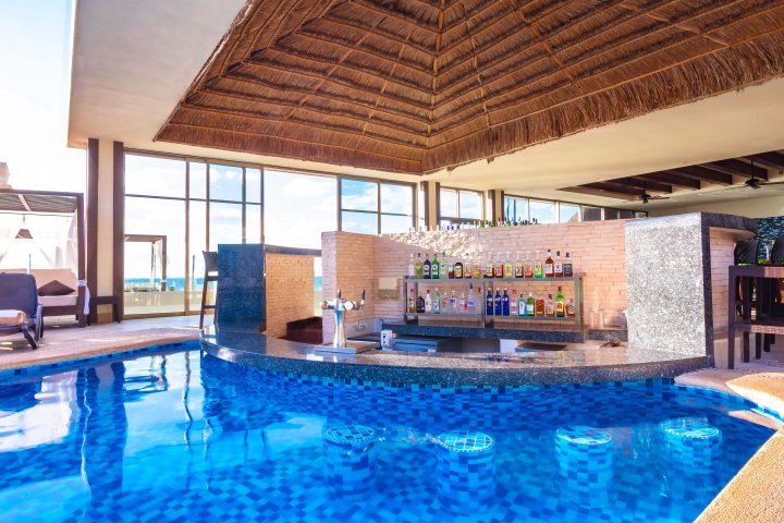 Tentazione Swim Up Bar at main swimming pool