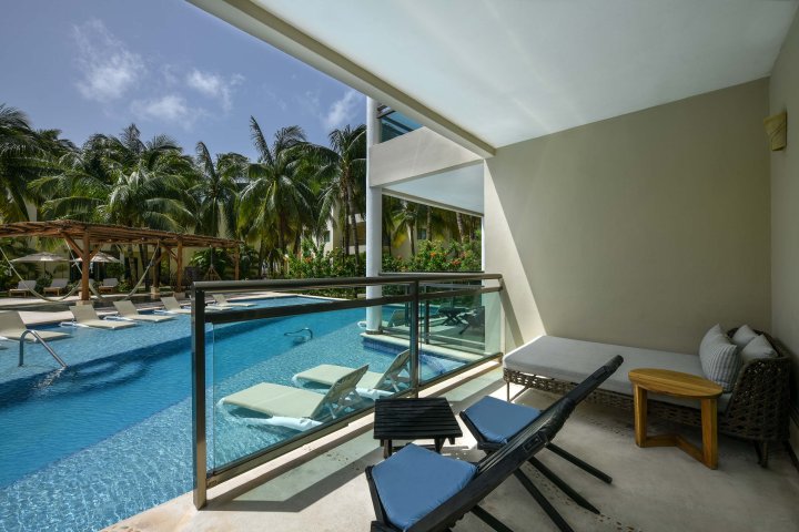 El Dorado Maroma Swim-up Suite